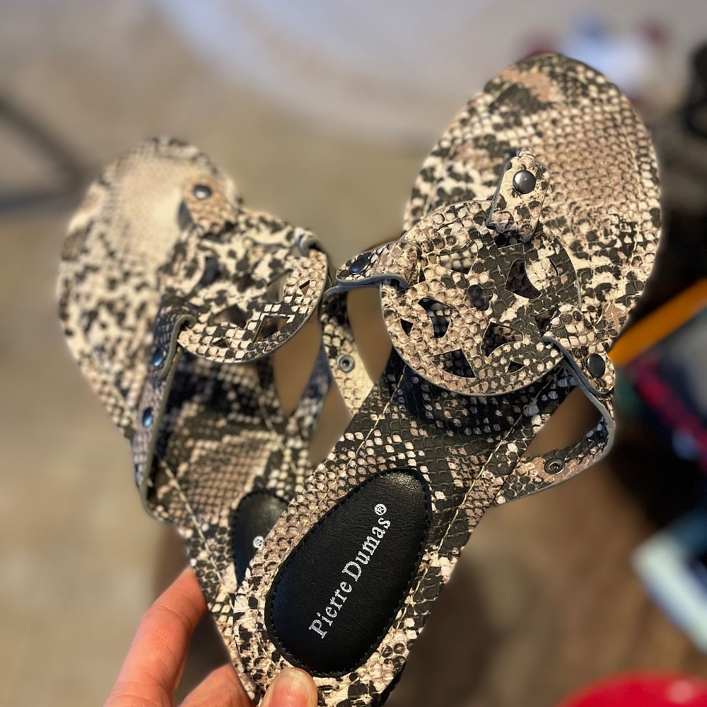 Brand new women’s sandals -python print.